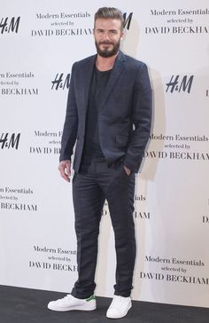 Mens Suit Inspiration, Men’s Suit With Sneakers, David Beckham Style, Suits And Sneakers, Men's Casual Fashion, Blazer Outfits Men, Formal Men Outfit, Men Fashion Casual Shirts, Formal Mens Fashion