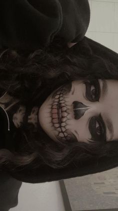 Skeleton Costume Women Aesthetic, Skeleton Face Makeup Halloween, Holloween Costume Ideas Skeleton, Halloween Makeup Ideas Skeleton, Skeleton Halloween Costume Aesthetic, Skeleton Halloween Costume Makeup, Sketelon Makeup, Skeleton Custome Halloween, Green Skeleton Makeup