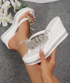 Foot Jewelry Wedding, Shoe Hacks, Chic Dress Classy, Cute Shoes Heels, Moda Jeans, Fashion Slippers, Foot Jewelry, Slipper Sandals, Shoe Dazzle