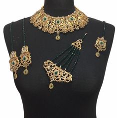 bridal jewellery set. Set includes- Necklace  Earrings  Jhumar  Tikka Bridal Jewellery Pakistani, Jhumar Tikka, Bridal Jewelry Pakistani, Bridal Jewelry Indian, Pakistan Bridal, Pakistani Jewellery, Indian Bridal Jewelry, Pakistani Bridal Jewelry, Jewelry Pakistani