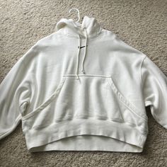 Brand New Never Worn Comfy Streetwear Sweatshirt For Spring, Nike White Hoodie For Loungewear, White Nike Hoodie For Loungewear, Nike Relaxed Fit Hoodie For Streetwear, Oversized White Sweatshirt With Kangaroo Pocket, Nike Relaxed Fit Hoodie For Winter, Nike Relaxed Fit Winter Hoodie, Oversized Nike Hoodie With Ribbed Cuffs, Nike Oversized Hoodie For Loungewear