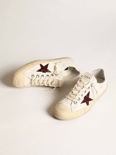 Beauty that lies in simplicity: in our V-Star sneakers, an essential shape meets stylish detail. This model with white nappa leather upper features a red glitter star. And cream-colored laces add the finishing touch. White Leather Sneakers With Glitter, White Leather Glitter Sneakers, White Low-top Sneakers With Star Print, Golden Family, The Golden Goose, Area Codes, Color Crema, Star Shoes, Glitter Stars