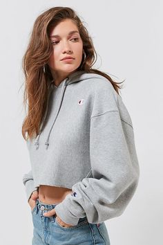 Slide View: 1: Champion & UO Cropped Hoodie Sweatshirt Cropped Hoodie Outfit, Winter Fasion, Champion Cropped Hoodie, Sweatshirt Outfits, Hoodie Outfits, Sporty Wear, Hoodie Diy, Baddie Style