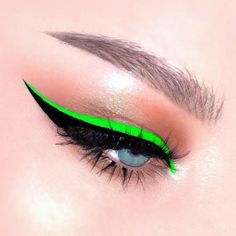 Black Eye Makeup, Green Eyeliner, Eye Makeup Techniques, Green Makeup, Black Makeup, Creative Eye Makeup, Crazy Makeup, Creative Eye