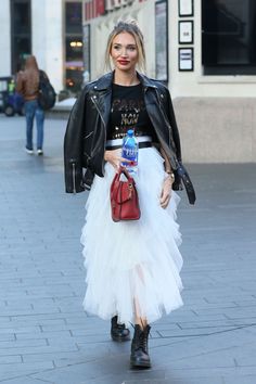 Tulle Skirt Outfit Casual, Tulle Skirt Outfit Casual Street Style, Tulle Skirt Outfits Casual, Elegant Skirt Outfits, Tulle Skirt Outfit, Skirt Outfit Casual, Megan Mckenna, Tulle Skirts Outfit, Rocker Outfit