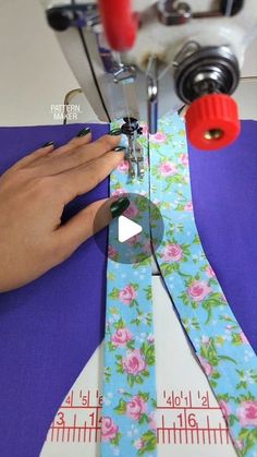 someone is using scissors to sew fabric on the sewing machine and thread it together