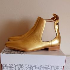 New, Never Worn Italian Brand Liu Jo Ankle Boots Gold, Made In Italy, Size 37. Stretchy Sides. Leather Uppers, Rubber Sole. New Condition, Security Seal Is Still Attached, Shown On Last Photo. 100% Authentical. Box Is Not Included Chic Chelsea Boots With Low Heel And Medium Width, Gold Boots With Round Toe And Medium Width, Elegant Chelsea Boots With Round Toe For Spring, Elegant Spring Chelsea Boots With Round Toe, Elegant Closed Toe Chelsea Boots For Fall, Elegant Chelsea Boots For Spring, Elegant Chelsea Boots For Fall Party, Elegant Round Toe Chelsea Boots For Party, Chic Flat Heel Booties