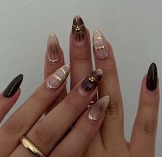 Nails on black Autumn Nail Asthetic, Simple Autumn Nails Almond, Gel Polish Nail Designs Brown, Nails Inspo 2024 Fall, Black Brown Nail Art, Brown Nails And Gold, Brown Fall Nail Set, Brown Almond Nails For Fall, Brown Nails Inspo Aesthetic