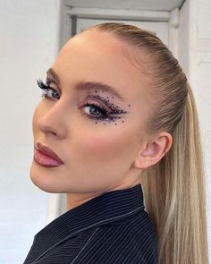 Coachella Makeup, Make Carnaval, Sparkle Makeup, Pop Makeup, Fashion Outfits Dresses, Drag Make-up, Rhinestone Makeup, Bold Makeup Looks