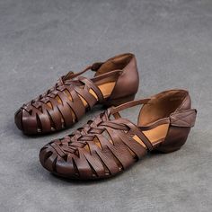 Geschlecht: Frau	Typ: Sandalen	Hauptmaterialien: Rindsleder	Innensohle: Schweinsleder	Sohle: PVC	Verschlussart: Klettband	Stil: Alltag, Lässig, Retro	Jahreszeit: Sommer	Absatzhöhe: Niedrig (2 cm) Brown Leather-lined Closed Toe T-strap Sandals, Adjustable T-strap Sandals With Leather Sole For Summer, Leather T-strap Sandals With Buckle Closure For Spring, Casual Leather T-strap Sandals With Buckle Closure, Casual Leather Sandals, Brown Adjustable T-strap Sandals With Leather Sole, Modern Sandals, Handmade Sandals, Vintage Casual