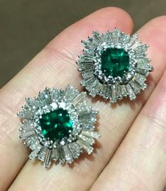 @winston_jane. Emeralds diamonds earrings. Jewlerie Aesthetic, Pink Aesthetic Jewelry, Jewelry Aesthetic Gold, African Herbs, Diamond Earrings Indian, Emerald And Diamond Earrings, Temple Jewelry Necklace, Emerald Diamond Earrings, Diamonds Earrings