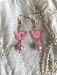 Pink Pearl Butterfly Earrings 🤍 Handmade ready to wear earrings 🤍 free shipping! 🤍 Comes with organza gift bag 🤍 Nickel Free Hooks! 🤍 Shipping time: 2-3 weeks 🤍 Earring length 2 inches Butterfly Bead Earrings, Diy Cute Earrings, Cute Earrings Handmade, Bead Earrings Diy, Diy Bead Earrings, Handmade Earrings Ideas, Simple Beaded Earrings, Diy Pearl Earrings, Pink Beaded Earrings