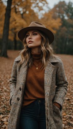 A woman wearing a plaid coat and brown turtleneck, accessorized with a fedora, standing in a park with autumn leaves. Autumn Photography Ideas, Chic Fall Outfit, Chic Fall Fashion, Chic Fall Outfits, Crisp Autumn, Autumn Days, Plaid Coat, Trendy Fall Outfits, Outfit Inspiration Fall