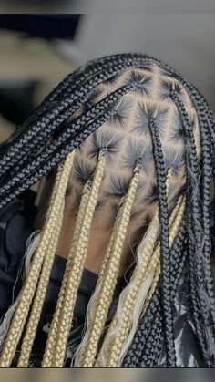 Smedium knotless with blonde peakaboo Colorful Twists, Braids Peekaboo, Peekaboo Braids, Carrot Hairstyles, Peekaboo Hair Colors, Black Box Braids, Blonde Box Braids, Peekaboo Hair