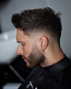 Low fade, shape up, layered top section, beard blend 💯👊🏼 @barberevo @4hairpleasure @barbershopconnect @internationalbarbers @thebarberpost… Popular Haircuts For Men, Low Fade Haircut, Cool Mens Haircuts, Low Fade, Mens Haircuts, Hair Color Crazy, Mens Fade