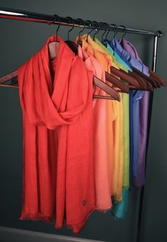 Drape, hang, or tie scarves around suit hangers for an easy, clean look. This will help show how they will hang around the neck. Clothes Shop Display, Scarf Display Ideas, Scarves Display, Storage Display Ideas, Scarf Rack, Scarf Display, Shop Display Ideas, Scarf Storage, Tie Scarves