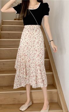 Floral Irregular Skirt Floral Pink Skirt Outfit, Trendy Skirts Long, Long Flower Skirt Outfit, Flower Skirt Outfit, Mission Fits, Pink Skirt Outfits, Modest Christian Clothing, Outfits Faldas, Study Outfit