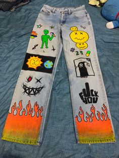 เพ้นกางเกงยีนส์ Custom Jeans Diy Men, Jeans Custom Paint, Painting On Pants Ideas, Costume Jeans, Custom Jeans Diy, Reworked Clothes, Denim Diy Clothes, Jeans Custom, Pants Drawing