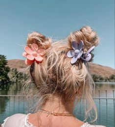 Woman with flower claw clip space buns blue sky aesthetic Claw Clip Ideas, Claw Clip Medium Hair, Aesthetic Pink Hair, Claw Clip Updo, Medium Hair Ideas, Clip Updo, Flower Claw Clip, Clip Ideas, Easy Hair Ideas