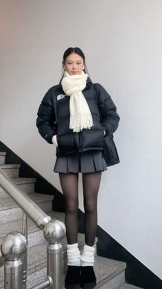 Outfit With Layers, Ballet Winter Outfit, Winter Short Skirts Outfits, Short Jean Skirt Outfits Winter, School Autumn Outfits, Japan Outfits Winter, Autumn Japan Outfit, Japan Ootd Winter, Fall Outfits Japan