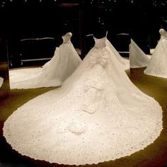 wedding gowns are displayed on display in a museum