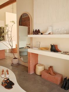 Image of inside of shop featuring shoes and objects. Small Boutique Interior, Botique Interiors, Boutique Inspiration, Retail Interior Design, Aesthetic Space, Store Interiors