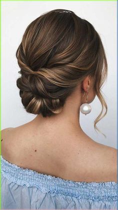 Richtig schöne Brautfrisuren für kurze und schulterlange Haare sowie zauberhafter Haarschmuck, der eure Hochzeitsfrisur besonders macht Classy Updo, Wedding Hairstyles Bridesmaid, Elegant Bun, Best Wedding Hairstyles, Latest Hair, Hair Do, Bridesmaid Hair Short, Bridesmaid Hair Updo, Low Bun