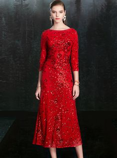 Say it all in this style-statement making red sheath dress. wearing this attire will give you prominence and elevate your status in the eyes of the guests. Bateau neckline and sleeves for the top of the dress and make it more graceful. the bright red dress is bedecked with red sequins to make it shine bright and dazzle the onlookers. Tea length red mother of the bride dress is perfect for all those looking for something elegant and artistic that will set them apart form the others. A zip at the back firmly secures the dress for you and also tighten the dress around your body for a fitted look. Bright Red Dress, Mermaid Gown Prom, Petite Wedding Dress, Red Sheath Dress, Wedding Dress Organza, Formal Dresses With Sleeves, Red Homecoming Dresses, Purple Prom Dress, Red Evening Dress