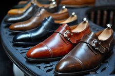 John Lobb. I would have these shoes Wing Tip Shoes, Male Boots, Boulevardier, Bright Shoes, Mens Fashion Casual Shoes, Vintage Style Shoes, Monk Shoes, Shoe Trend, Mens Fashion Business Casual