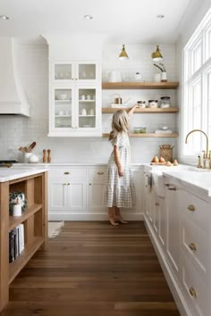 Modern Coastal Farmhouse, Bedroom Transitional, Kitchen Transitional, Kabinet Dapur, Transitional Decor Kitchen, Interior Design Per La Casa, Cozy Kitchen