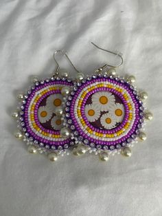 Handmade beaded earrings. Indigenous beading. Daisy earrings Indigenous Beading, Handmade Beaded Earrings, Handmade Earrings Beaded, Daisy Earrings, Pow Wow, Wedding Jewelry Earrings, Wedding Earrings, Beautiful Earrings, Beaded Earrings