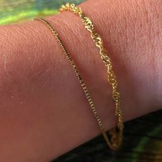 Dit gouden schakelarmbandje is een prachtige basis voor je pols. De geometrische, minimalistische vorm van de venetiaanse schakel maakt het een geliefd model. Met een lengte van 22 cm is dit armbandje geschikt voor de brede pols. Ook leuk om te combineren met andere schakelarmbandjes of bangles.   	 Vintage armband   	 9 karaat goud   	 22 cm Chain Anklet, Arm Band, Anklets, Bangles, Chain, Van