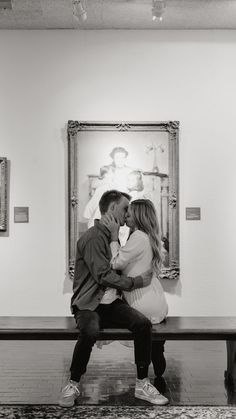 A couple poses for engagement photos in a local art museum Unique Couple Photoshoot, Couple Photoshoot Wedding, Photoshoot Unique, Classy Engagement Photos, Museum Photography