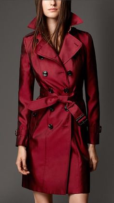 Silk Blend Trench Coat | Burberry.... " Ohhh... I so love this Military Red Trench Coat... nice. " Trenchcoat Outfit, Burberry Trenchcoat, Mode Mantel, Red Trench Coat, Burberry Trench, Heritage Fashion, Trench Coats Women, Trench Coats