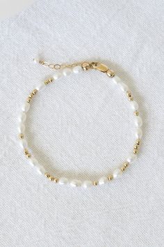 14k gold filled bracelet with 4mm-6mm freshwater pearls and 2.5mm gold filled beads Comes with an attached 1" extender chain! If you would like a different length that is not listed, please contact us for a custom order! Paired with our Mona Bracelet! My Wish List Ideas, Diy Bracelets Pearl, Cute Homemade Bracelet Ideas, Gold Bracelet Beads, Bracelet Making Inspiration, Beaded Bracelets And Necklaces, Homemade Gold Jewelry, Diy Gold Bead Bracelets, Beaded Gold Bracelet