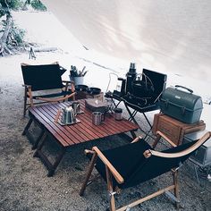 there are four chairs and two tables on the ground with food in front of them