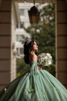 Follow @mercedphotography Debut Pre Shoot, 15 Pictures Ideas Photography, Quinceanera Inspo Pics, Quinceanera Portraits Photo Ideas, Xv Dresses Green, Quince Pics Ideas, Ball Gown Photoshoot Poses, Quinces Photoshoot Ideas, Quince Photo Shoot Ideas