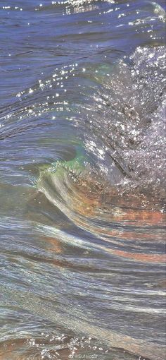 an ocean wave with small bubbles coming from the top and bottom, as seen from above