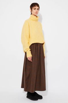 A-line midi skirt. High-waisted model with covered elastic and no pockets. 100% Cotton- Exclusive fabric. Made in Portugal. Rita Row, Fitted Maxi Skirt, Linen Dresses Summer, Japanese Breakfast, Finnish Fashion, Check Skirt, Close Relationship