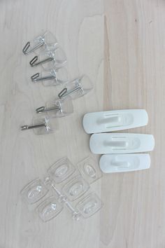 four plastic clips and two clear glass holders