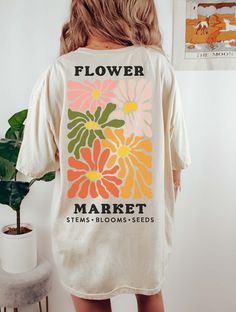 Comfort Colors® Flower Market Back Print Graphic Tee UNISEX T-SHIRTS - Women typically wear one size down for a fitted look. The Models in the pictures are wearing 2 sizes up, please order 2 sizes up for an oversized look How you order-Select your size and the color that you want from the drop down bar, add to cart, and check out. ;)How to order multiples-Select your size and the color that you want from the drop down bar, add to cart, and repeat as many times as necessary then check out with al Mama Graphic Tees, Floral Graphic Tee, Flower Tshirt Design, Trendy T Shirts For Women, Tshirt Print Ideas, Flower Tshirts, Aesthetic Shirt Design, Cartoon T Shirt Design, Flower Shirt Design