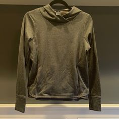 Nwot Women Workout Hoodie Size Xs Cozy Sports Top With Drawstring Hood, Sports Tops With Drawstring Hood, Cozy Hooded Tops For Workout, Cozy Hooded Workout Top, Cozy Sports Hoodie Top, Cozy Fit Hooded Sports Top, Cozy Sports Top With Kangaroo Pocket, Cozy Hooded Tops For Sports, Cozy Hooded Sports Top