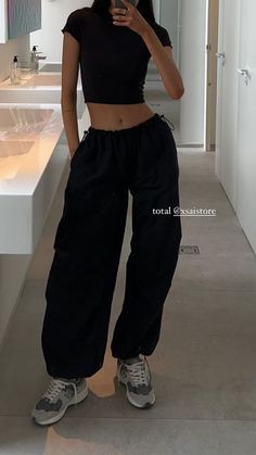 Spring 2024 Streetwear, Travel Outfits For Women, Best Travel Outfits For Women, Parachute Pants Outfit, Airport Outfit Ideas, Nyc Winter Outfits, Flight Outfit, Outfit Airport, Modele Fitness