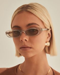 Keep your cool this season in the sleek Poly Sunglasses in Coffee Sheer! You'll find yourself grabbing these for any occasion. These 90's inspired narrow frames are the perfect statement to elevate your look. Composition and Fit: Gold embossed Banbé logo on outer left arm Style details printed in gold foil on inner right arm Lightweight Scratch resistant/Category 3/Polarised 100% UV protection with high sun glare reduction Includes branded vegan case & cleaning cloth Designed in Austral... High Fashion Runway, Prism Boutique, Eyewear Trends, Glam Metal, Cool Sunglasses, Rectangular Sunglasses, Oval Sunglasses, Eyewear Womens, Swim Fashion