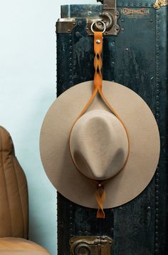 Useful Leather Projects, Leather Hat Holder, Unique Leather Projects, Wood And Leather Projects, Scrap Leather Projects, Cowboy Hat Hanger, Leather Hat Pattern, Hat Holders, Leathercraft Projects