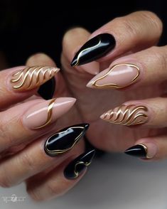 black and gold nailart Black Gold Fall Nails, Black And Gold Nails Matte, Black Classy Nail Designs, Nail Black Gold, Black White Gold Nails Design, Formal Black Nails, Black And Gold New Years Nails, Black Nails With Gold Flakes, Black Nails With Gold Design