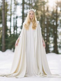 Ice queen! This stunning coat and cape is perfect for a winter wedding!! Dress: Elfenkleid | Crown: Manufaktur Herzblut Winter Wedding Cape, Viking Wedding, Amazing Wedding Dress, Wonder Women, Cute Wedding Ideas, Ice Queen