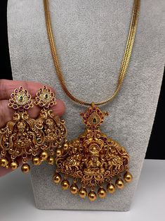 Pendent Set, Goddess Lakshmi, Bridal Gold Jewellery, Social Events, Green Stone, Indian Jewelry, Matching Earrings, Red Green, Gold Jewelry