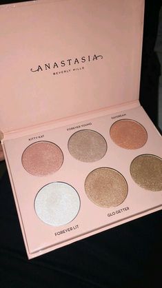 Anastasia Beverly hills Highlight Pallet, Make Up Pallets, Highlighter Pallet, Koleksi Makeup, Nicole Guerriero, Natural Makeup Ideas, Make Up Kits, Smoky Eye Makeup Tutorial, Highlight Palette