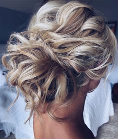 50 Best Updo Hairstyles For Trendy Looks in 2022 : Textured Messy Curl Hair Updo Romantic Updo Hairstyles, Messy Hair Look, Messy Hair Updo, Wedding Hairstyles For Medium Hair, Loose Updo, Classy Hairstyles, Elegant Wedding Hair, Peinados Recogidos, Best Wedding Hairstyles